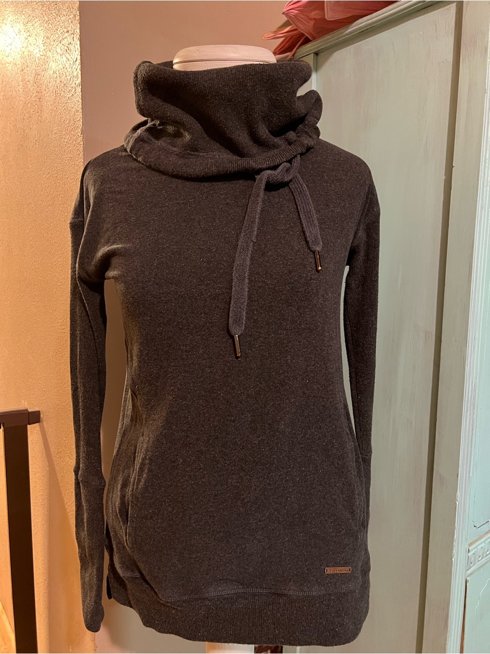 Sweaty Betty Escape Luxe Gray Classic Straight Hem Pullover X-Small XS Funnel